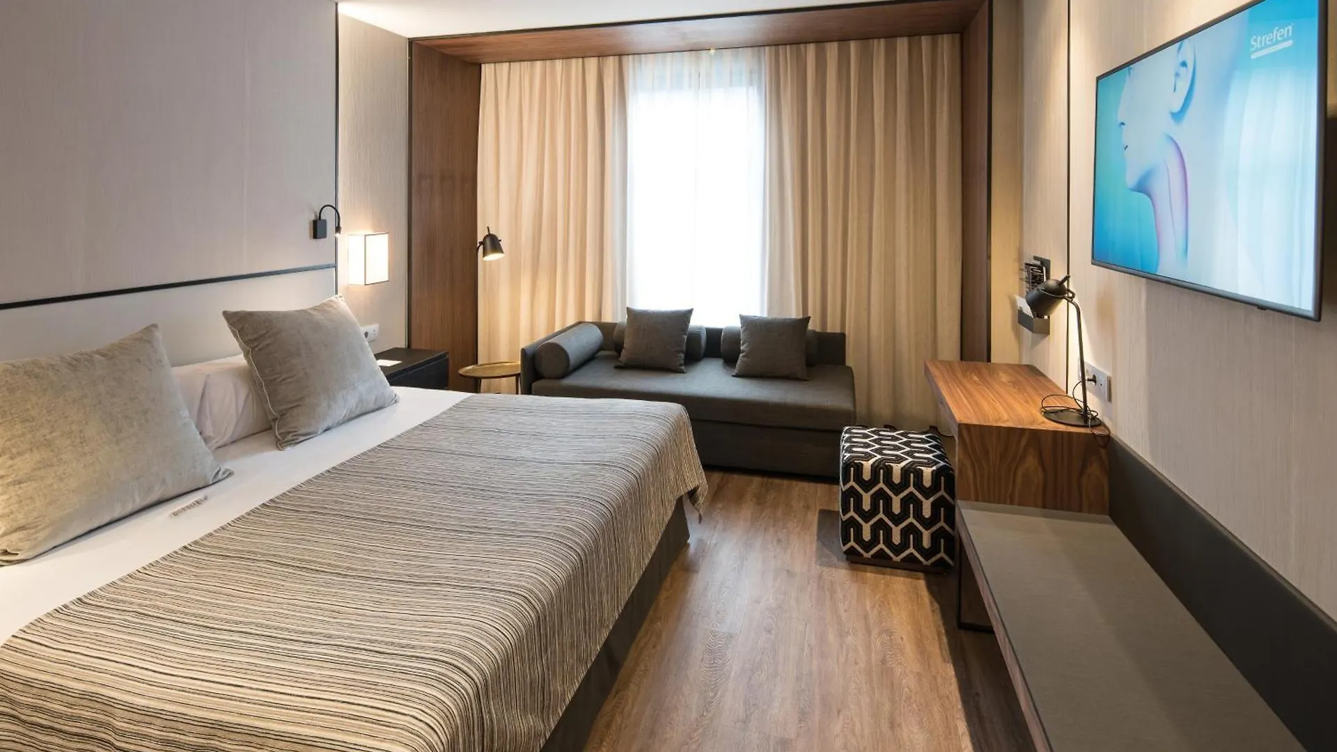 Catalonia Barcelona Plaza Hotel 4*,